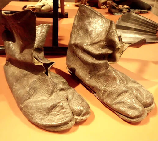 Tabi làm bằng da vào thời Edo (1603 – 1867), tiền thân của giày Jika-tabi sau này.